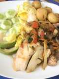 Tilapia con ensalada y papas
