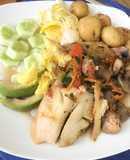 Tilapia con ensalada y papas