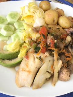 Una foto de Tilapia con ensalada y papas