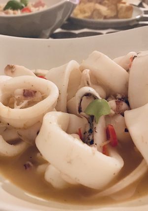 A picture of Stir-fried squid with ginger, basil and chili 🦑.