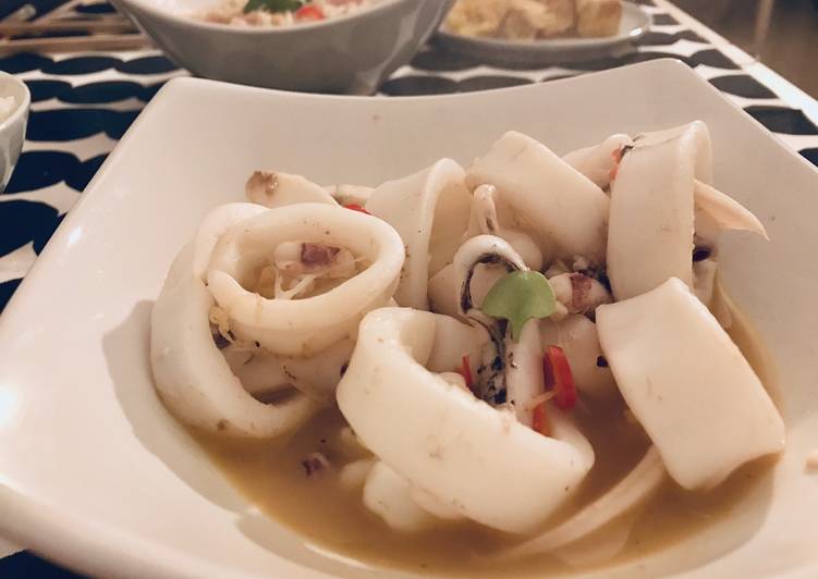 Recipe of Homemade Stir-fried squid with ginger, basil and chili 🦑