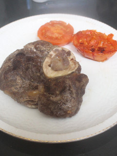 Una foto de Ossobuco a la plancha con tomate