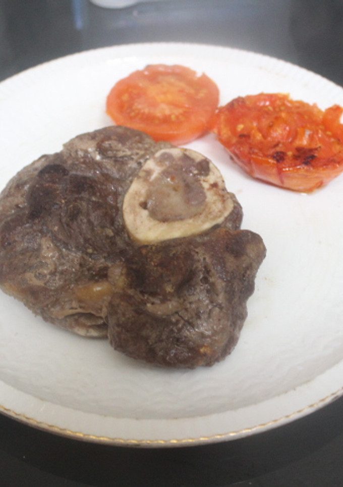 Una foto de Ossobuco a la plancha con tomate