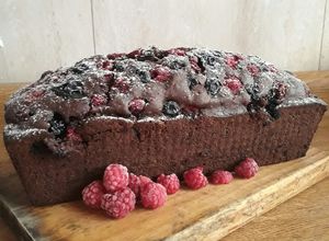 Una foto de Queque de chocolate con frutos rojos 🍇