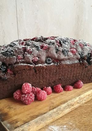 Una foto de Queque de chocolate con frutos rojos 🍇