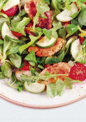 Una foto de Ensalada de pollo mixta