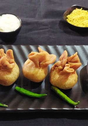 पोटली समोसा (Potli samosa recipe in marathi) रेसिपी चे मुख्य फोटो