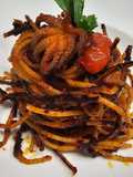 Spaghetti all'assassina con sugo di polpi alla Luciana