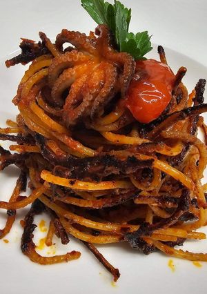 Foto di Spaghetti all'assassina con sugo di polpi alla Luciana