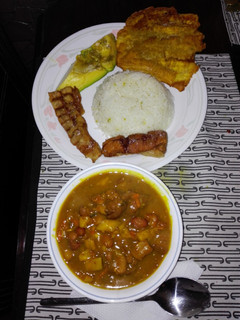Una foto de Fríjoles con pezuña de cerdo, aguacate, patacón verde, arroz blanco y chicharrón