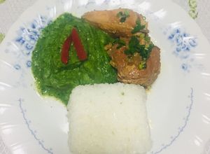 Una foto de Gallina a la olla con puré Duquesa con espinaca!