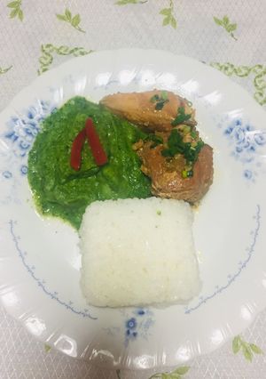 Una foto de Gallina a la olla con puré Duquesa con espinaca!