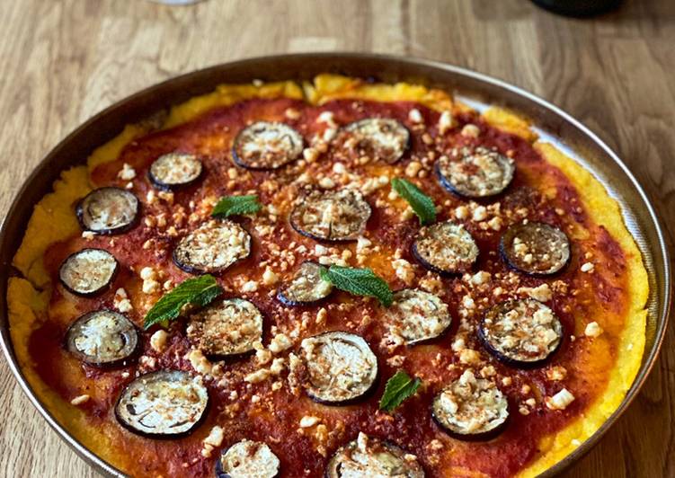 Pizza di polenta con melanzane e feta