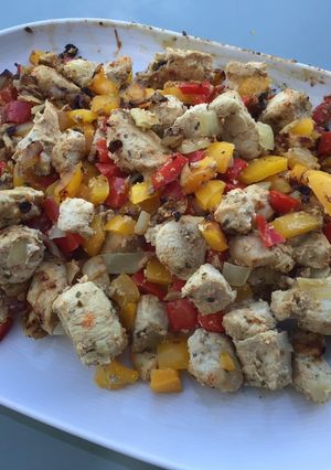 Une photo de Poulet mariné aux poivrons bicolores
