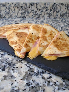Una foto de Sincronizadas de jamón york y queso