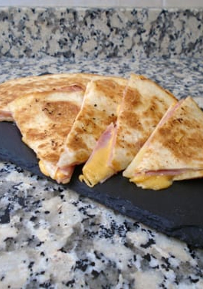 Una foto de Sincronizadas de jamón york y queso