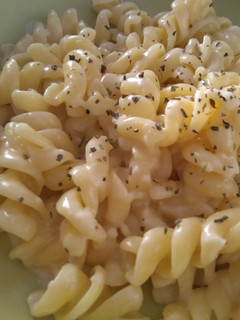 Foto principal de Fusilli con salsa de queso y albahaca