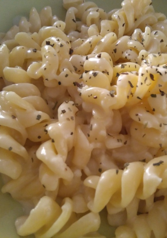 Una foto de Fusilli con salsa de queso y albahaca