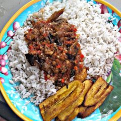Rice and stew with fried plantain A picture of Rice and stew with fried plantain.