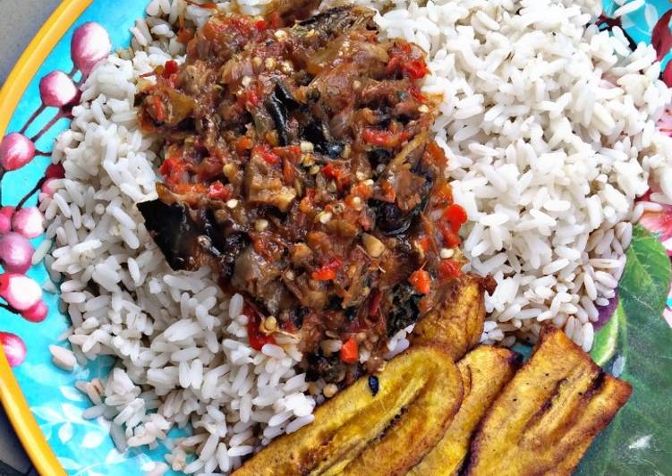 Rice and stew with fried plantain