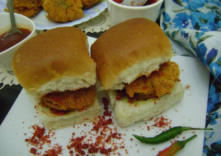 Recipe: Yummy Vada Pav
