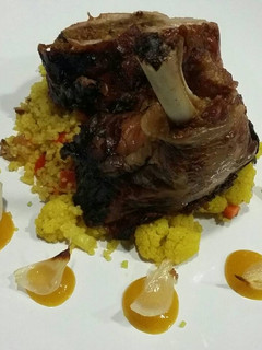 Una foto de Cuello de cordero con dátiles y cuscús