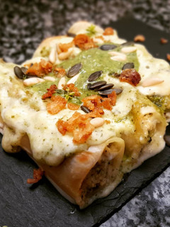 Una foto de Canelones de pollo, espinacas y ricotta con pesto