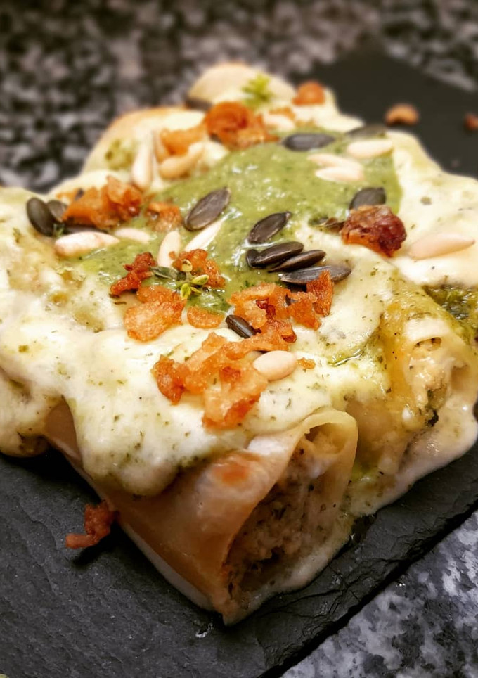 Una foto de Canelones de pollo, espinacas y ricotta con pesto