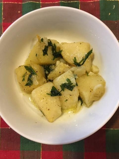 Una foto de Papas con ajo y perejil