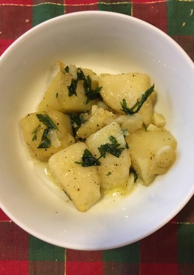 Una foto de Papas con ajo y perejil