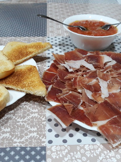 Una foto de Cenita de jamón Serrano con tomate