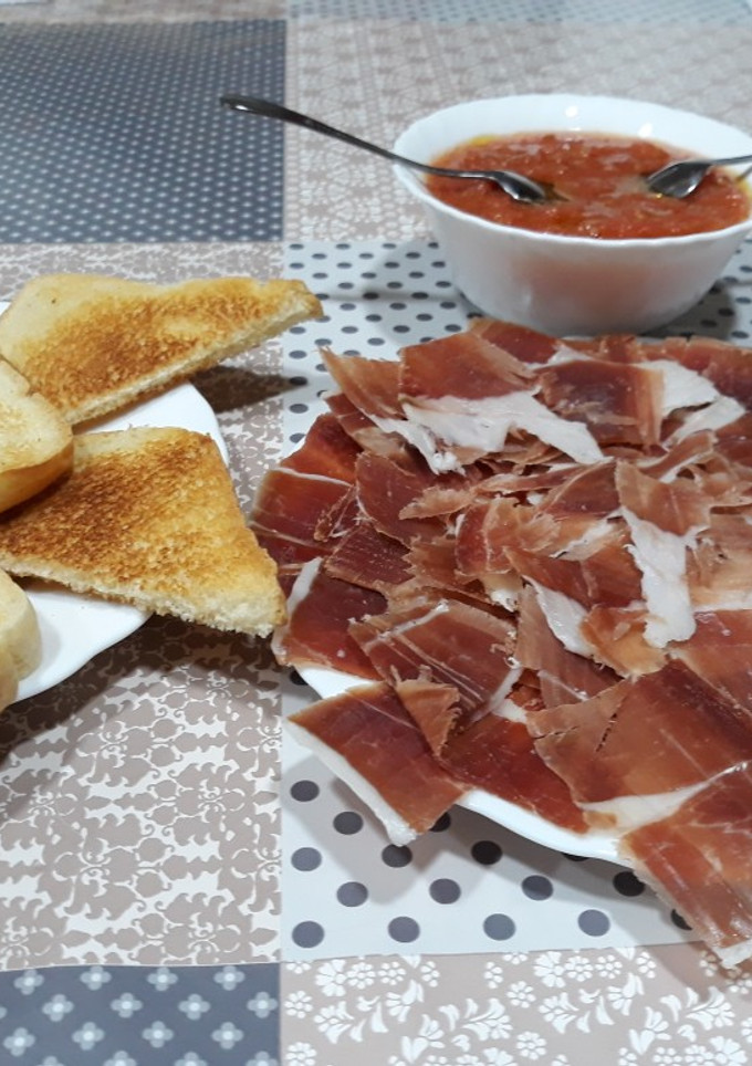Una foto de Cenita de jamón Serrano con tomate