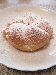 Túróval töltött édes zsemle recept fotója