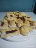 Bizcochos y medialunas de dulce de membrillo para la merienda