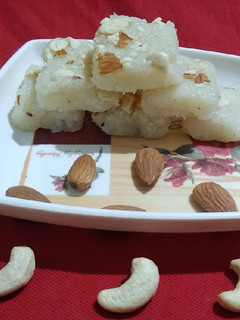 ताजे नारियल की बर्फी (taze nariyal ki barfi recipe in Hindi) रेसिपी मुख्य फोटो