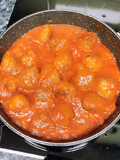 Una foto de Albóndigas con tomate 🍅
