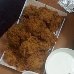 A picture of Crispy potato onion pakora.