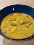 Encocada de sepia y langostinos al curry rojo