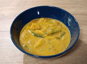 Foto principal de Encocada de sepia y langostinos al curry rojo