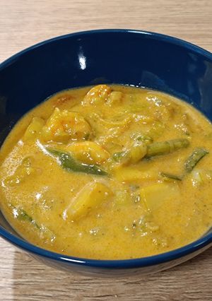 Una foto de Encocada de sepia y langostinos al curry rojo