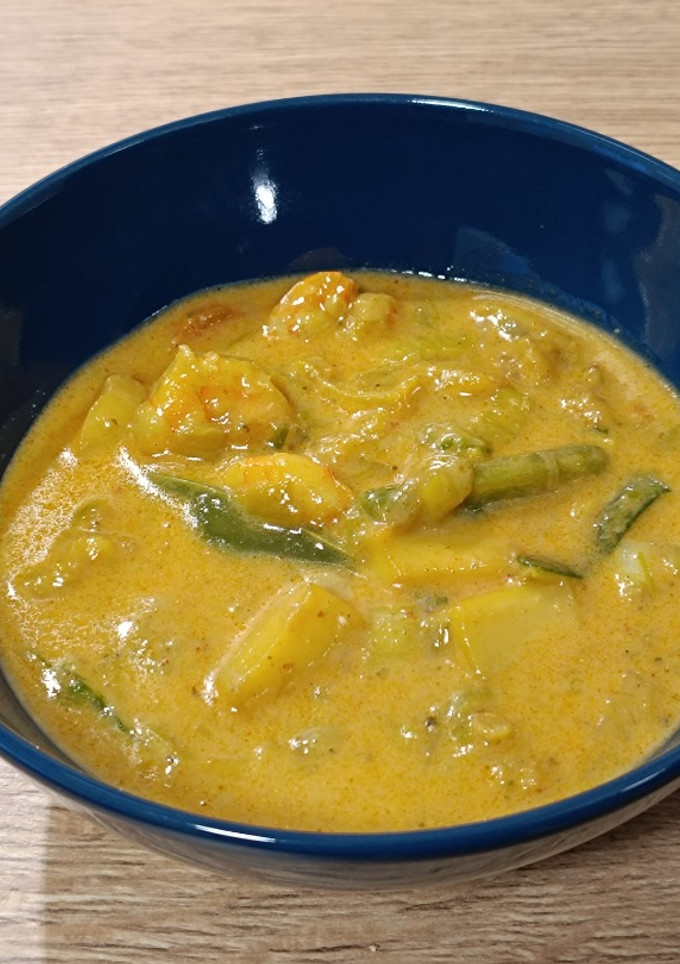 Una foto de Encocada de sepia y langostinos al curry rojo