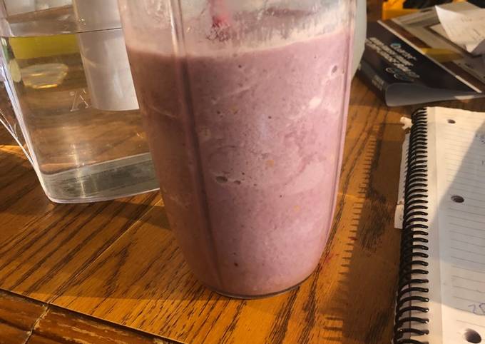 Blackberry smoothie with fresh honey