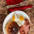 Tortitas, jamón, y huevos con el sol arriba