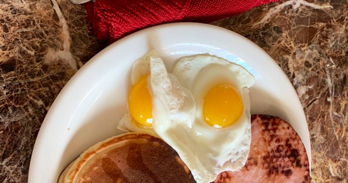 Tortitas, jamón, y huevos con el sol arriba Receta de Dante Lopez- Cookpad