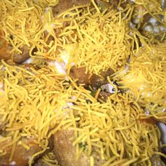A picture of Sev puri.
