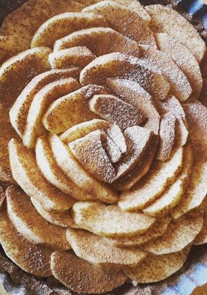 Foto di Torta di pasta frolla alla cannella con crema di albumi e mele