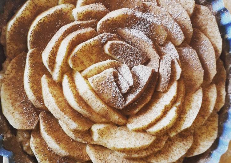 Torta di pasta frolla alla cannella con crema di albumi e mele