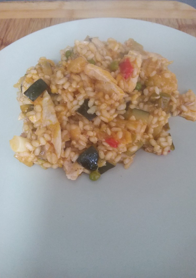Una foto de Arroz integral con pollo🍗 y verduras🥕🥒🌶