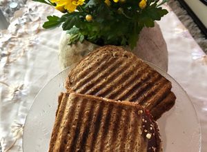 O poză a rețetei Sandwich cald cu unt de arahide și fructe!.