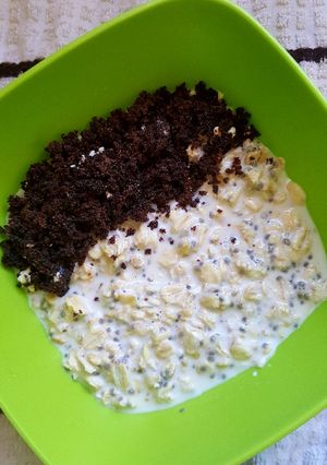 A picture of Overnight Oats With Cake Crumbs.